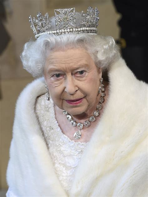 Královna alžběta (94 let) a princ phillip (99 let) patří mezi rizikové skupiny a byli naočkováni v řádném termínu, nikoli přednostně. GALERIE: Královna Alžběta II.: Unikátní výpověď panovnice ...