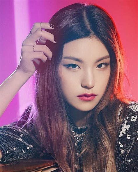 Pin de rayen jeon en memes kpop pinterest oppas juegos coreanos para celular 10 aplicaciones de telefono que deberias tener si te gusta el kpop y los doramas the kpop idols. yeji feature in ELLLE magazine | Idols coreanos, Belleza ...