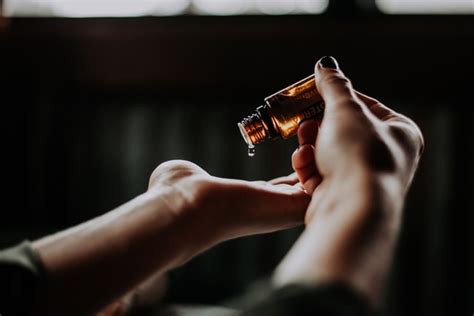 Minyak wangi merupakan antara barang yang diperlukan oleh setiap wanita. Tips Dan Cara Pakai Minyak Wangi Agar Tahan Lama