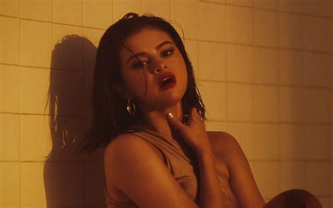 Is the eighteenth track from the target edition of selena gomez's third studio album, rare. Wolves: Selena Gomez está bem plena no clipe oficial da música