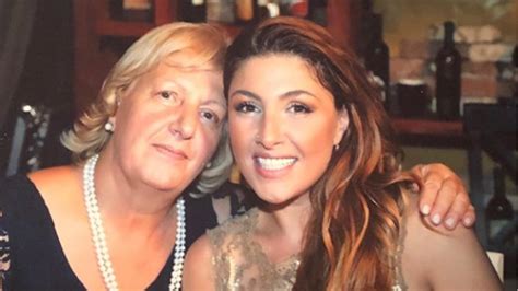 Η αγαπημένη τραγουδίστρια ανέβασε στον προσωπικό της λογαριασμό στο facebook τη σχετική φωτογραφία με το εξής σχόλιο: Η Ελενα Παπαρίζου ποζάρει με τη μαμά της