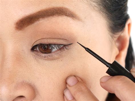 Getting the perfect eyeshadow can be a challenge for beginners. How to Apply Makeup on Round Eyes: 13 Steps (with Pictures)
