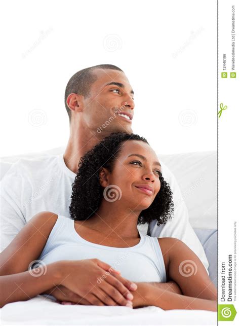 Amerikanisches king size bett doppelbett holzbett pinie massiv in. Afroe-amerikanisch Geliebte, Die Auf Ihrem Bett Umarmen Stockfoto - Bild von umarmen, afro: 12446196