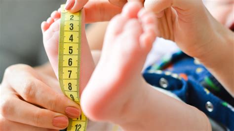 Ältere kinder können sogar als stolze, große geschwister in die betreuung des jüngeren geschwisterchens einbezogen werden. Zweiter Wachstumsschub beim Baby: Wann er kommt und wie ...