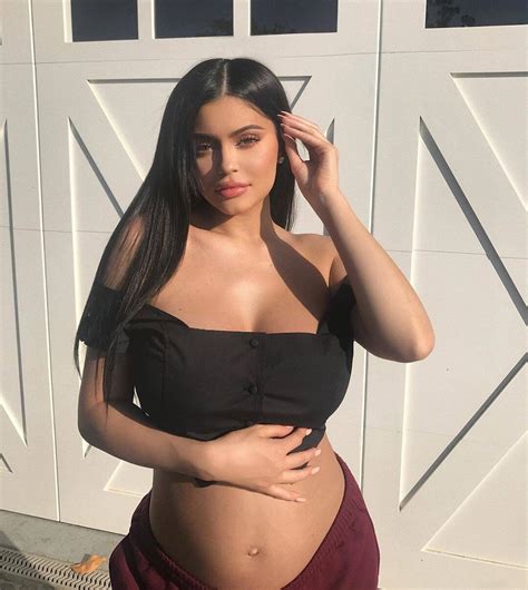 All the signs kylie jenner is expecting her 2nd child, according to fans. Kylie Jenner Shares New Pregnancy Pic Ahead of Stormi's ...