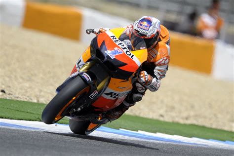 Cresce anche lorenzo savadori tra i migliori in q1 e in quinta fila nella partenza di domani. Qualifiche MotoGP Estoril 2012, Stoner pole, incidente De ...