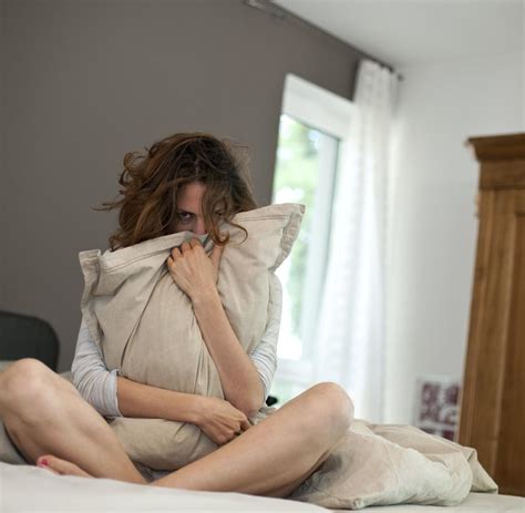 A sick woman sits in bed and cleans her nose on february 13, 2018 in bonn, germany. Periode: Forscher klären, warum Frauen so launisch sind - WELT