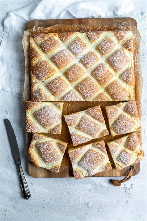 Nach dem backen den blechkuchen mit puderzucker bestreuen. Steppdeckenkuchen | Blechkuchen mit Quarkgitter ...