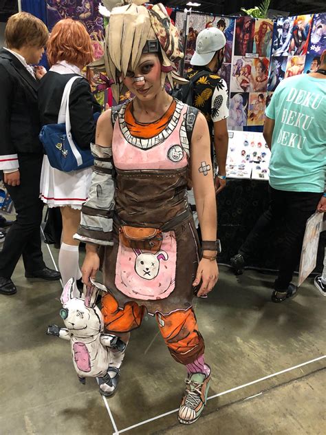 All around the stactus plant the stalker chased the bandit the stalker thought 'twas all in fun pop goes the bandit! Tiny Tina cosplayer I found at Otakon : Borderlands2