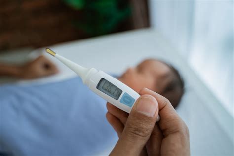 Apabila seorang bayi berusia 3 bulan atau kurang memiliki suhu dubur 38 derajat c (100,4 derajat f) atau lebih, segeralah cari bantuan medis. Ketahui Suhu Normal Bayi dan Cara Mengukurnya | NGOVEE
