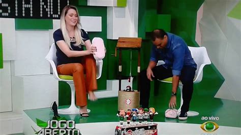 Merchan realizado pela apresentadora renata fan em seu programa jogo aberto que vai ao ar todos os dias na tv band. Jogo Aberto- Renata fan perde aposta para Denílson e usa ...