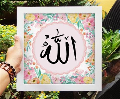 Temukan gambar kaligrafi arab gratis & contoh kaligrafi keren dari koleksi 900 macam, cocok untuk semua desainmu. Contoh Hiasan Kaligrafi