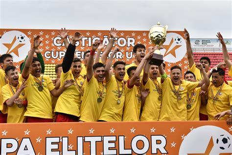 Un nou trofeu în vitrina "câinilor". Dinamo a câştigat ...