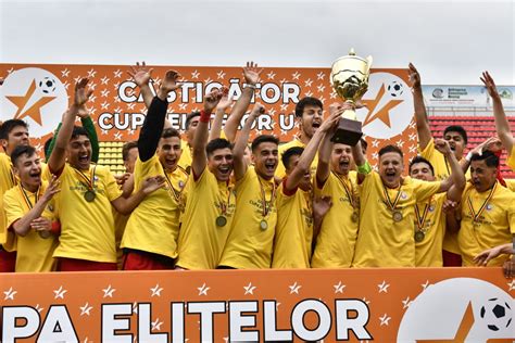 Cupa româniei la fotbal este o competiție sportivă organizată de frf deschisă participării cluburilor afiliate frf și celor afiliate asociațiilor de fotbal județene. Un nou trofeu în vitrina "câinilor". Dinamo a câştigat ...