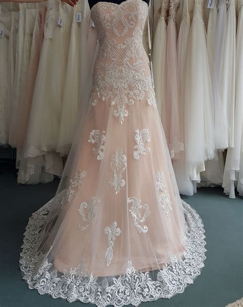 Doch was passiert eigentlich hinter den kulissen? Hochzeitskleid art. 1123 Dieses imposante Brautkleid ...