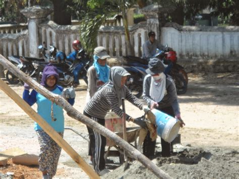 Lowongan kerja terbaru di karawang. Wanita Perkasa, Pekerja Kuli Bangunan ~ Gubuk Blekenyek
