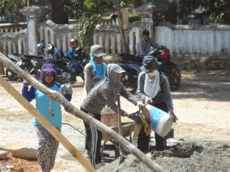 Sebab ketika kamu menemukan lowongan kerja kiic karawang, dan diterima bekerja di perusahaan bonafit itu, ada beberapa keuntungan memiliki pekerjaan di karawang international industrial city. Wanita Perkasa, Pekerja Kuli Bangunan ~ Gubuk Blekenyek