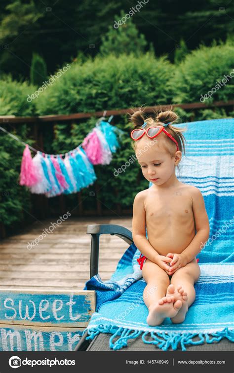 Trinity is situated on 43 beautiful we have a gymnasium, dining hall, nature center, craft room, nurse's office, pool house, 3 cabins and. Kleines Mädchen am Pool — Stockfoto © Photo_life #145746949