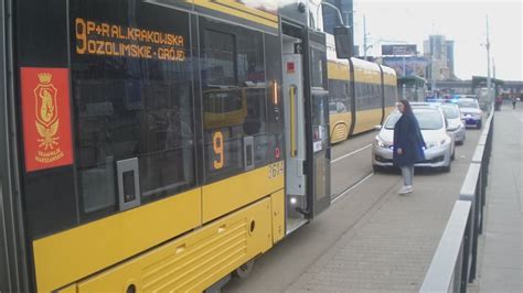 W centrum miasta przy ulicy mickiewicza autobus komunikacji miejskiej potrącił nastolatkę. Wypadki w Warszawie. Piesza weszła pod tramwaj, autobus ...