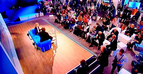 My new sofa is very comfortable. Das blaue Sofa - Oder: Kann Blau heilen? - Ein fiktives ...