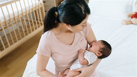 Coba diterapkan jika si kecil rewel malam ini ya, ma! Penyebab Bayi Tidak Mau Menyusu dan Cara Mengatasinya ...