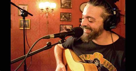 Roberto angelini ha praticato la musica sin dalla tenera età, stimolato dalla presenza in casa di vittorio camardese (il suo patrigno), e di un nonno mecenate che ospitava spesso artisti come chet baker. Che fine ha fatto Roberto Angelini? Cosa fa oggi il ...