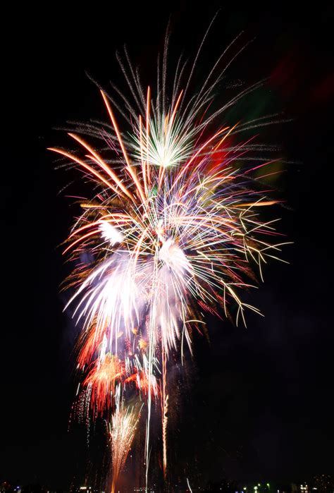 Dans tous les cas, les spectacles pyrotechniques seront déployés en haute altitude, pour qu'ils soient visibles à trois kilomètres de distance et éviter les rassemblements. Yun photos de la réserve libres : No. 10598 Exposition des ...