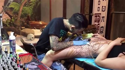 Master tattooist does the tattoo. TATTOOING Close Up-in Slow Motion-2016 - YouTube