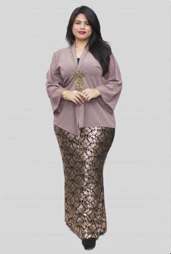 Kebaya modern untuk orang gemuk yang modelnya sangat praktis dengan menutupi bagian lengan dan badan, namun agak terbuka di bagian dada. 45+ Model Rok Untuk Orang Pendek Dan Gemuk, Yang Populer!