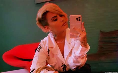 Demi showed off her new look on instagram yesterday and gave us all a lesson in matching your hair to your makeup as a bonus. Demi Lovato Earns Praises After Debuting Edgy Pink Pixie Cut