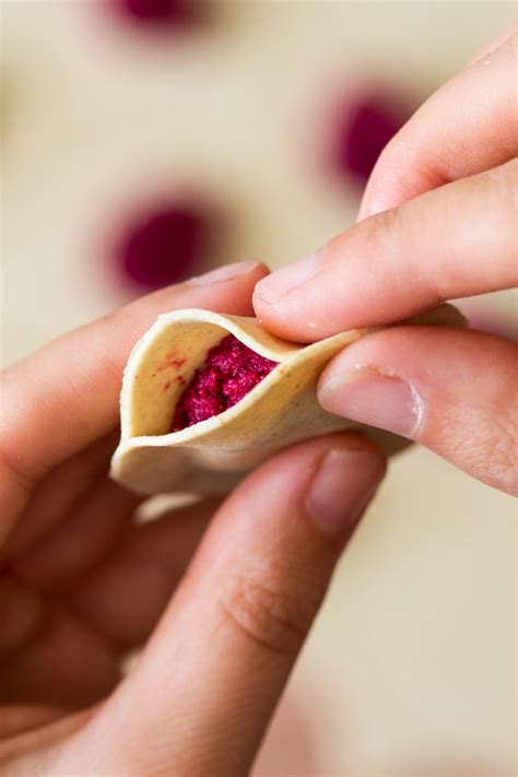 This homemade vegan ravioli recipe with an easy tofu and spinach filling is perfect for a cosy dinner! Gluten-free ravioli with beetroot filling - Lazy Cat Kitchen