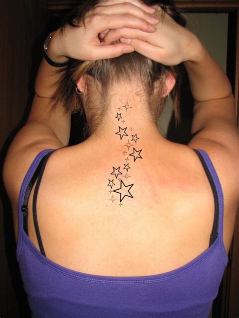 Una fantastica gallery di disegni dedicata al mondo dei tatuaggi con fiori tutta da sfogliare, con tatuaggi e fiori sono collegati da sempre da una delle loro caratteristiche comuni: 1990Tattoos: Small Star Tattoos For Girls