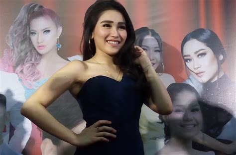 Heboh i ngintip ayu ting ting latihan, pelatihnya dapat untung banyak. Disinggung Soal Didi Riyadi, Ayu Ting-Ting: Semuanya Saya Dekatin : Okezone Celebrity