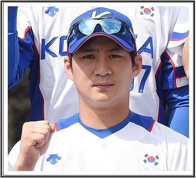 그의 사촌 동생은 kbo 리그 kia 타이거즈의 내야수인 오정환이다. 오지환 연봉, 혈액형, 고향 나이 군대 이슈에 관해서