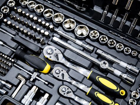 A mechanic and his tools are almost inseparable. Tips: 11 barang wajib yang perlu ada sebelum pulang ke ...