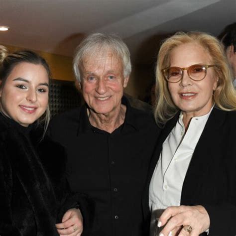 La fille de sylvie vartan, qu'elle a adoptée en bulgarie lorsqu'elle était en couple avec le producteur américain tony scotti, a partagé un cliché à sa communauté de fans sur le réseau social. Sylvie Vartan : sa fille Darina « maudite » en amour ...