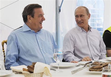 Gerhard schröder im interview mit der süddeutschen zeitung über russland, den zweiten weltkrieg und seine freundschaft zu russlands präsident putin. Schröder feiert mit Putin Geburtstag, Kommentar - DER SPIEGEL