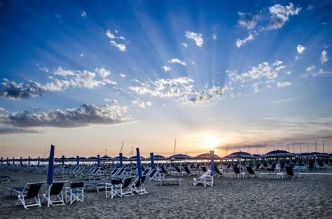 Bambu bar local business forte dei marmi. Un drone bagnino sulla spiaggia di Forte dei Marmi ...