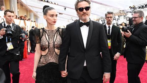 Joaquin phoenix urges cuomo to release prisoners. Joaquin Phoenix und Rooney Mara sind Eltern geworden ...