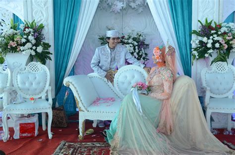 Tentu saja tema acara halal bihalal memang telah banyak dicari oleh orang di internet. Gallery Primera: GAMBAR DEKORASI PELAMINAN DAN BUSANA ...