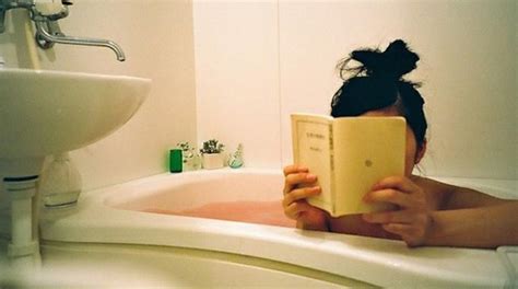 Brunette rena playing in bathtub and masturbating underwater. L'Astuce Pour Lire dans Son Bain Sans Mouiller son Livre.