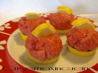 La carne cruda è un classico in piemonte e devo dire che avendo della carne ottima è un vero piacere mangiarla cruda. Carne cruda all'albese, ricetta finger food