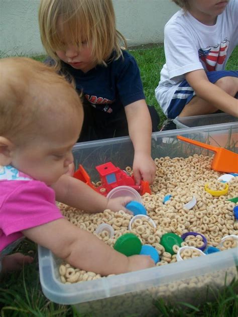 Second, these activities are perfect for younger children. Cheerios-Baustelle-Sensory Bin - Einheimische Familien ...