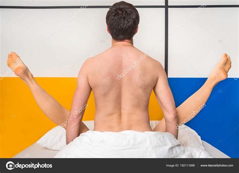 Sie hat lange, brünette haare und ist mit einem hellen neglichee bekleidet. Junges Paar hat Sex im Bett - Stockfotografie: lizenzfreie ...