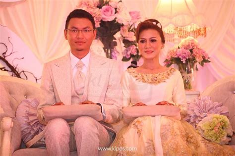 Pasangan pengantin yang mengenakan persalinan indah berwarna putih dinikahkan oleh bapa pengantin perempuan, megat deraman megat stan. ctnhoney: Majlis Resepsi Mohd Saiful Bukhari Azlan Dan Nik ...