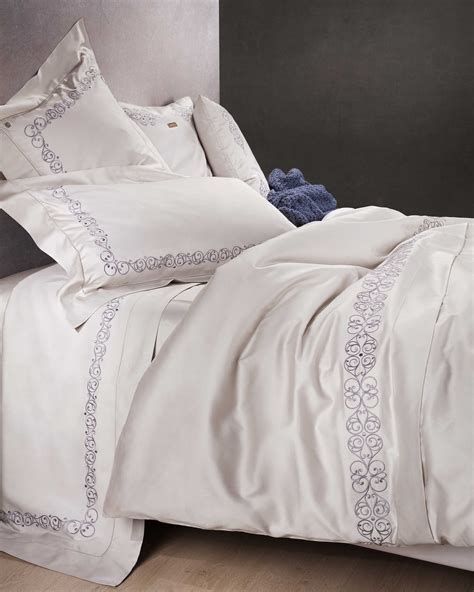 Prima di vedere quali modelli scegliere, ecco le misure per tutte le tipologie di letto, così da scegliere il copripiumino giusto per la nostra camera da letto. Completo Copripiumino Matrimoniale Demetra raso unito ...