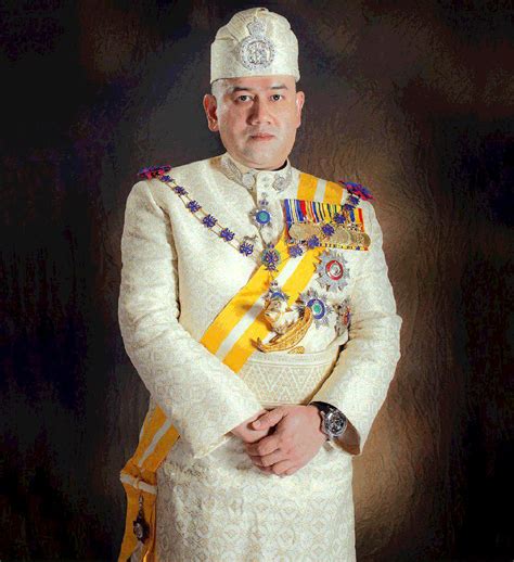 يڠدڤرتوان اݢوڠ‎), also known as the paramount ruler, the supreme head or the king. Sultan Muhammad V Yang di-Pertuan Agong ke-15 | Harian Metro