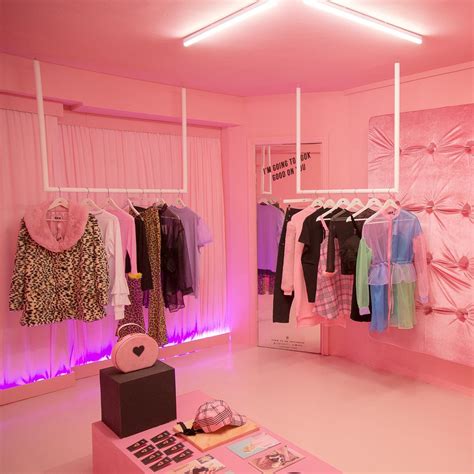 Aesthetic Clothing Stores Interior - pic-411