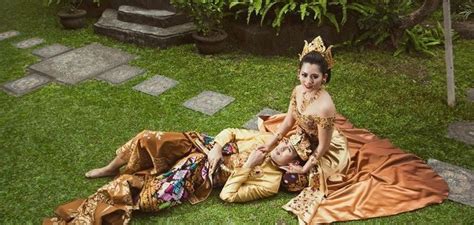 Di bawah siraman air hujan, kedua insan bersatu dalam satu payung. 10 Kemewahan Foto Prewedding a la Bali yang Akan Bikin ...