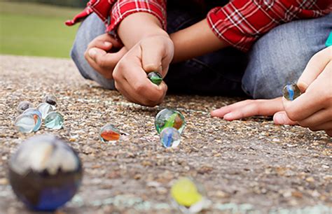 El primer golpe se le llama chiva, el segundo pie, el jugador tendrá que poner el píe entre su canica y la canica del adversario y al tercero tute y para poder eliminarlo. Los 6 Mejores Juegos de Canicas para Niños • Originales